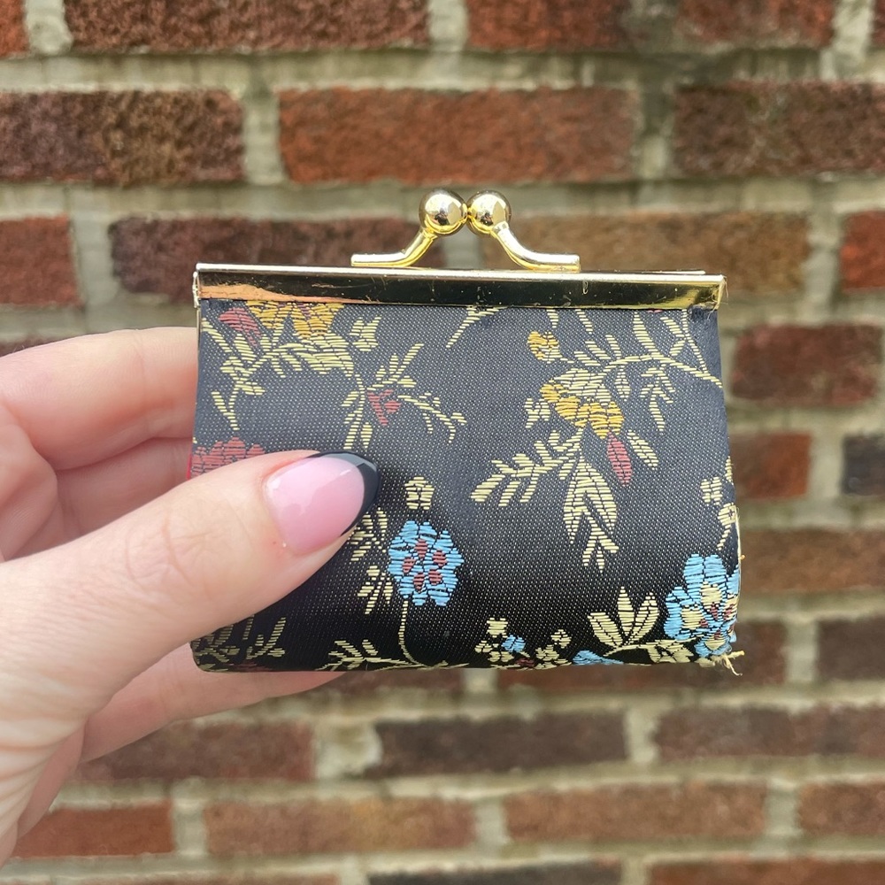 Adorable vintage coin purse / mini bag